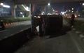Avanza Hitam Terpelanting Hebat, Roda Kejegal Benda Keras Milik Jalur TransJakarta