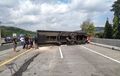 Tol Cipularang Macet Total, Truk Melintang Tutupi Jalur di  Km 111+800