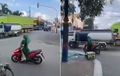 Nekat Motoran Sambil Berdiri, Emak-emak Nyaris Disikat Truk di Pati