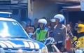 Unik, Polisi Tilang Masyarakat? Biasa, Ini Warga Tilang Motor Polisi