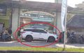 Toyota Fortuner Diderek Pagi-Pagi, Anggota Ormas Blokir Gerbang Sekolah Buntut Kecewa Soal Anak