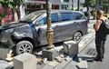 Warga Dengar Dentuman Dahsyat, Daihatsu Sigra Porak-poranda di Atas Trotoar Surabaya