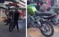 Ninja SS Hijau Oleng Bak Banteng Liar, Anak-anak Asyik Nonton Karnaval Kena Apesnya