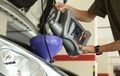 Mobil Tua Bekas Dianjurkan Pakai Oli Mesin Kental? Salah, Begini yang Benar