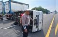Isuzu Traga Terpelanting di Tol Sumo, Jumpalitan Gara-gara Ban Belakang Kanan