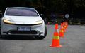 Seperti ini Kelincahan Toyota All New Prius PHEV Saat Dijajal Slalom