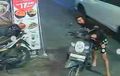 Santai, Pria Pakai Hoodie dan Celana Polkadot Petik Mudah Honda Scoopy di Parkiran Resto Ramai