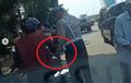Pemotor Lolos Tilang Saat Razia, Gerakan Tangan ke Polisi Dicurigai