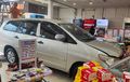 Gak Sadar Persneling Masuk, Toyota Innova Nyelonong Masuk Minimarket