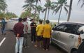 Dua Toyota Avanza Enggak Akur, Satu Unit Terkapar Miring di Tepian Pantai Pangandaran