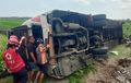 Bus PO Murni Jaya Melayang di Atas Parit Sawah, Bodi Kanan Acak-acakan Menempel Tanah