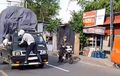 Petugas Dishub Pertaruhkan Nyawa, Bergelantungan di Moncong Mitsubishi L300 Berjalan