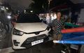 Toyota Raize Ngamuk di Patal Senayan, 3 Motor, Warung Kelontong dan Gerobak Sate Porak-poranda