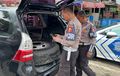 Manfaatkan Truk Bermasalah di Jalan Tol, Avanza Ini Gondol 3 Ban  