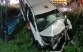 Tragedi Ban Depan Selip di Perlintasan Kereta Api, Daihatsu Sigra Mental Compang-camping di Parit