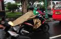 Perempuan Mesti Tahu, Ini Bahaya Pakai Jas Hujan Ponco Buat Naik Motor