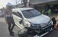 Toyota Veloz Terkulai Tak Berdaya, Kaki-kaki Depan Putus di Jam Setengah Empat Subuh