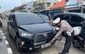 Kijang Innova Reborn Hitam Kena Tilang, Polisi Tunjuk-tunjuk Pelat Nomor