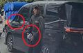 Pria Berjaket dan Bertopi Hitam Ini Diburu Polisi, Aksi Sengaja Bikin Cacat Toyota Voxy