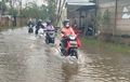 Terpaksa Terjang Banjir Pakai Motor, Ketahui Risiko dan Teknik yang Benar