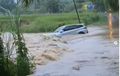 Sopir Kelewat Nekat, Toyota Rush Tak Berdaya Terseret Banjir di Bekasi Hingga Tenggelam
