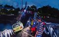 Tegang, Angkot Muatan 10 Penumpang Terjebak di Tengah Jembatan Ambruk di Maluku Tenggara