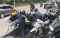 Puluhan Pemotor di Jakut Ini Gotong-Royong dalam Keburukan, Bikin Hal yang Mustahil Dilakukan