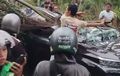Avanza Atap Amblas Digebrak Benda Gede Setinggi 15 Meter, Begini Nasib Turis dan Sopirnya