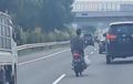 Viral Pengendara Supra X Goyang Kanan Kiri di Tol Surabaya, Netizen: Efek THR Tak Cair