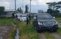 Nurut Arahan Kakek-kakek, Kijang Innova dan Dua Mobil Diselamatkan Petugas Dari Jalan Persawahan