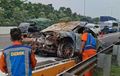 Mesin Meledak, Mazda 6 Sedan Digotong Truk Towing Kondisi Jadi Bangkai di Tol Sidoarjo