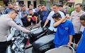Dua Pria Ini Bikin Polres Cirebon Mirip Showroom Motor Bekas, Skutik Honda Parkir Berderet