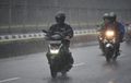 Perhatikan Hal-hal Ini Saat Berkendara Motor Saat Hujan Angin, Simak
