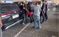 Geger Kawanan Debt Collector Tarik Toyota Veloz di Stasiun Whoosh, Disebut Ada Pemerasan Rp 25 Juta