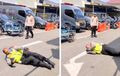 Polisi Rompi Hijau Guling-guling di Aspal, Ketahuan Nakal ke Pemotor Cewek