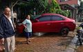 Bak Tsunami Kecil di Perum Serua Indah Ciputat, Toyota Vios Limo Tetangga Gerak Sendiri Nyangkut di Teras