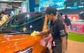 Suka dan Duka, Petugas Lap Mobil di Booth di GIIAS 2025 Dibayar Segini
