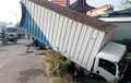 Truk Boks Isuzu Elf NMR Korban Keganasan Bus PO Mira, Nungging Tersungkur ke Selokan