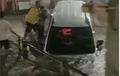 Mesin Sampai Dasbor Xpander Cross Basah Kuyup, Sopir Tak Bisa Bedakan Jalan dan Selokan