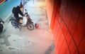 Maling Amatir Coba Gasak Honda Scoopy, Aksi Gagal Malah Ketangkap CCTV