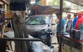 Toyota Calya Membabi-buta di Bawah Kuasa Ibu-ibu, Tiga Kendaraan dan Gerobak Jualan Berantakan