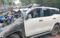 Bodi dan Ruang Mesin Toyota Fortuner Terbelah, Pengemudi Bukan Penghuni Bumi Lagi