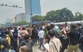 Demo Depan Gedung DPR Diwarnai Penyerangan Mobil Polisi Oleh Massa, Diduga Tahan Pelajar