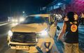 Kijang Innova Acak-acakan di Jalur Pantura, Sopir WNA Bikin Pintu Sampai Copot