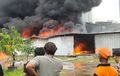Gudang Oli di Palmerah Ludes, Dikeroyok Api dan Asap Hitam Dahsyat Gara-gara Ini