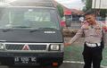 Bus EKA Obrak-abrik Warung Es Dawet Sumiyati, Polisi Ikut Amankan Mitsubishi L300