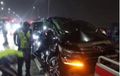Malam Mencekam di Tol Kemayoran Arah Pluit, Vellfire, Kijang Innova Zenix Dkk Hancur Ditebas Truk Tronton