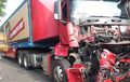 Truk Trailer Mercy Actros Gudang Garam Hancur Parah, Onderdil Kabin Terburai Musuh Sesama Gede