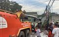 Truk Tronton Bonyok Usai Loncat Dari Tol Tangerang-Merak ke Bawah, Timpa Pikap Sampai NMAX