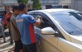 Balita di Kabin Mobil Bikin Bapaknya Panik, Kedatangan Petugas Damkar Bikin Lega